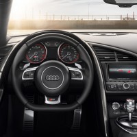 Audi R8 Coupe: руль, панель приборов